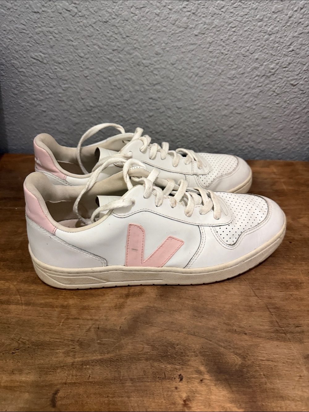 Veja White Sneakers with Pink Accent Women’s size 11 - Picture 3 of 7